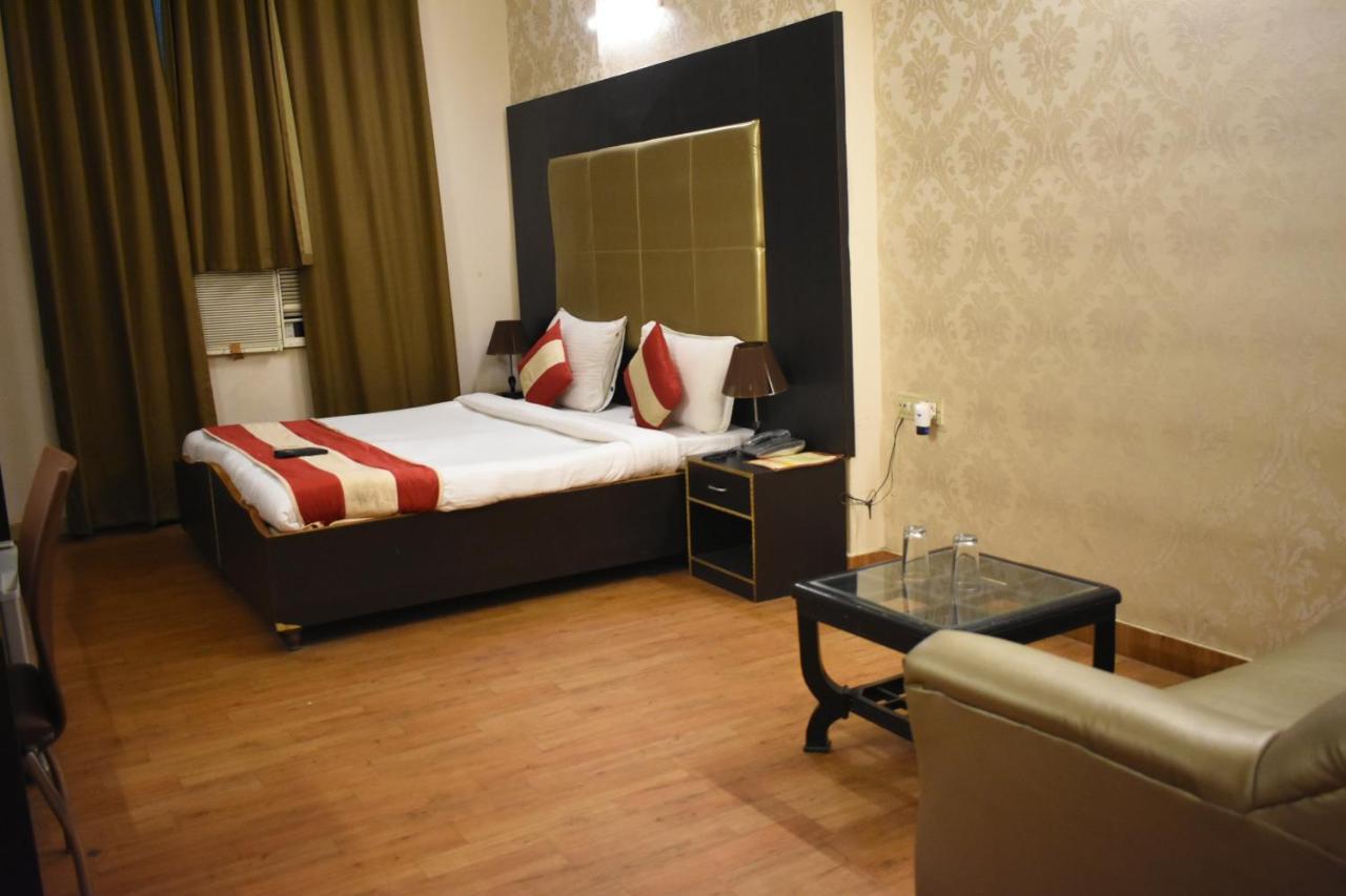 Kashish Plaza - 5 Mins From Metro Station
