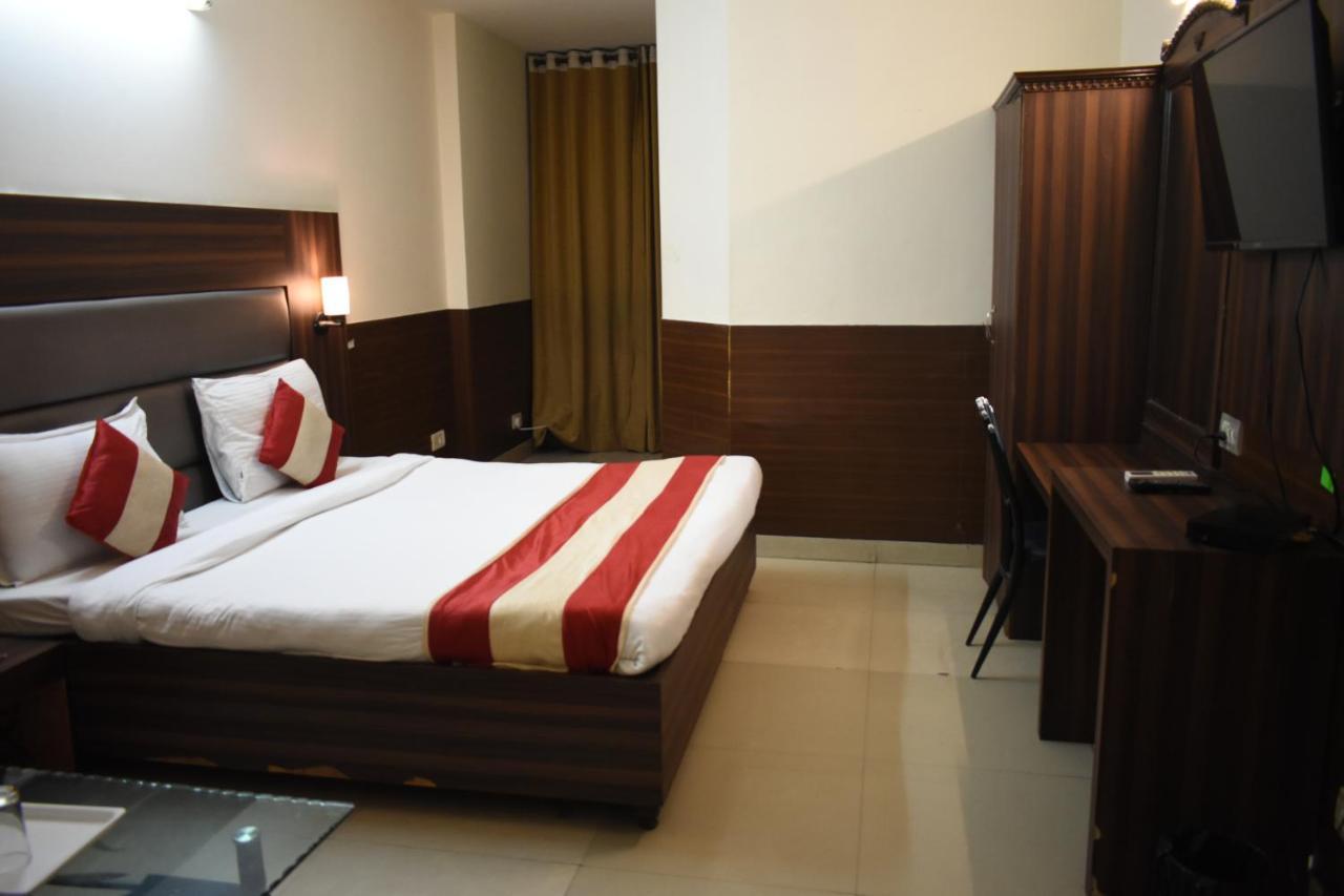 Kashish Plaza - 5 Mins From Metro Station 3*