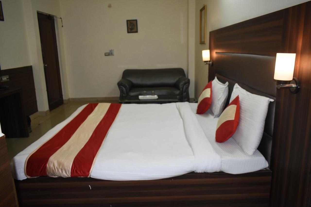Kashish Plaza - 5 Mins From Metro Station