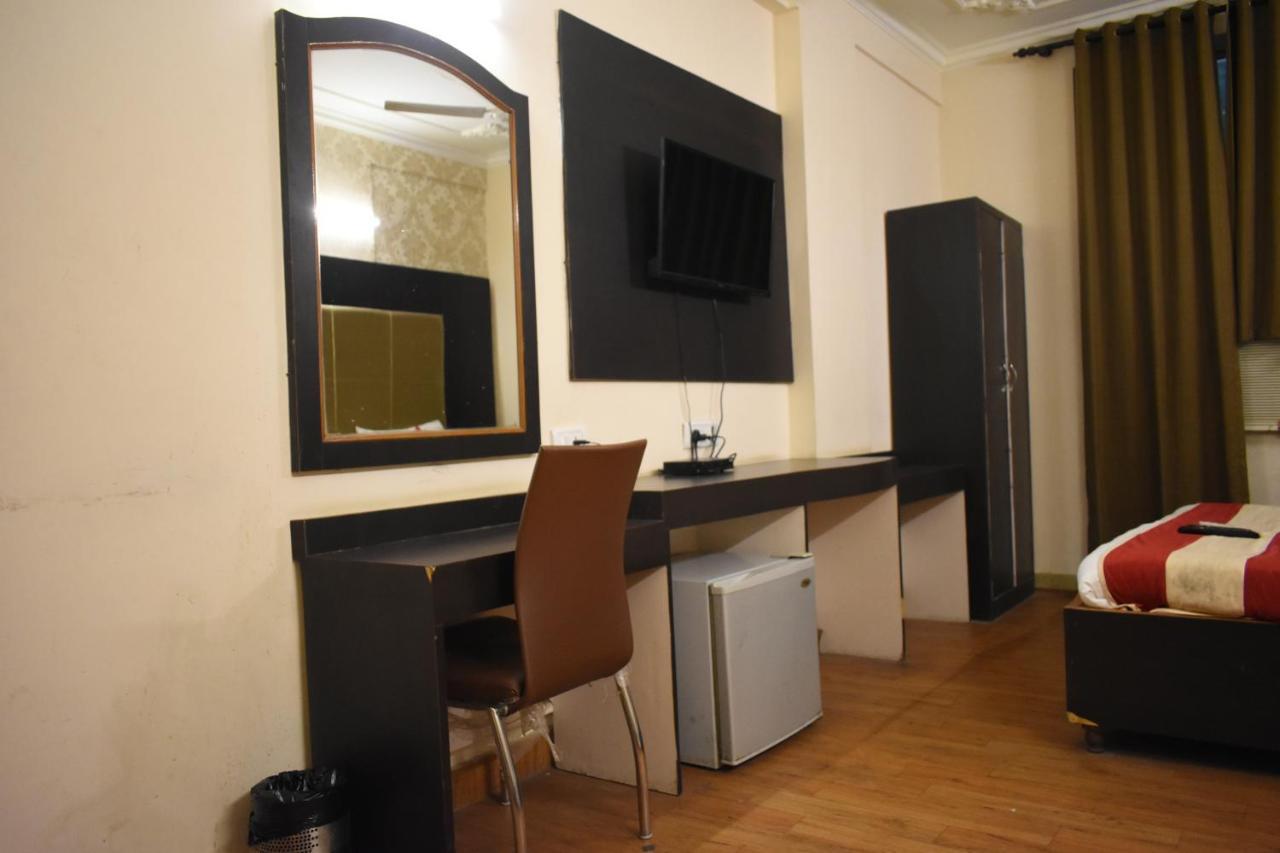 Kashish Plaza - 5 Mins From Metro Station 3*