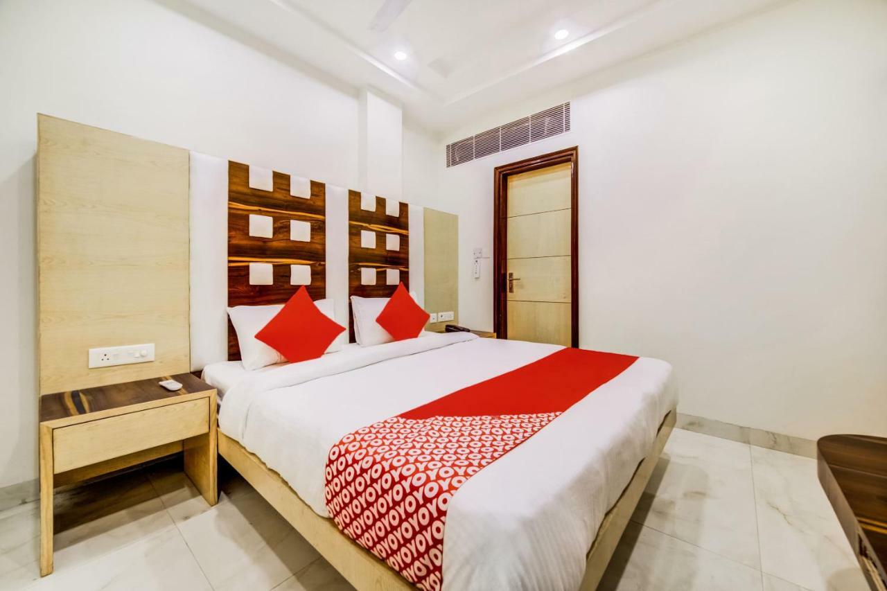 Vaccinated Staff- Oyo 35385 Signature Palace 3* New Delhi