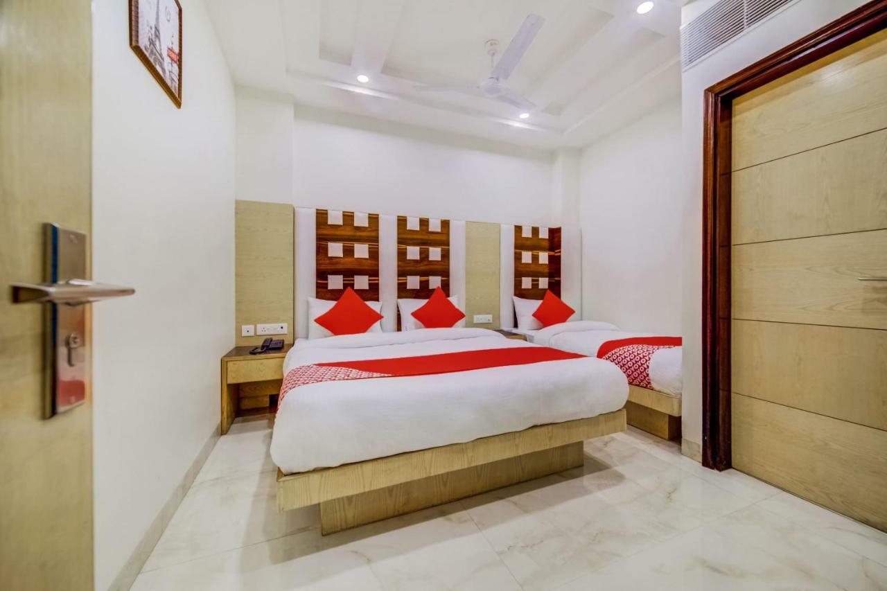 Hotel Vaccinated Staff- Oyo 35385 Signature Palace New Delhi
