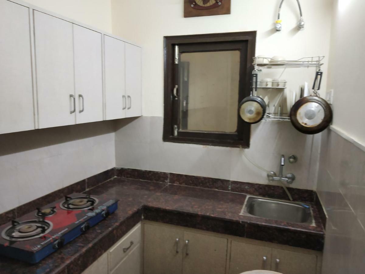 The Raveesh E24 - 2bhk Serviced * New Delhi