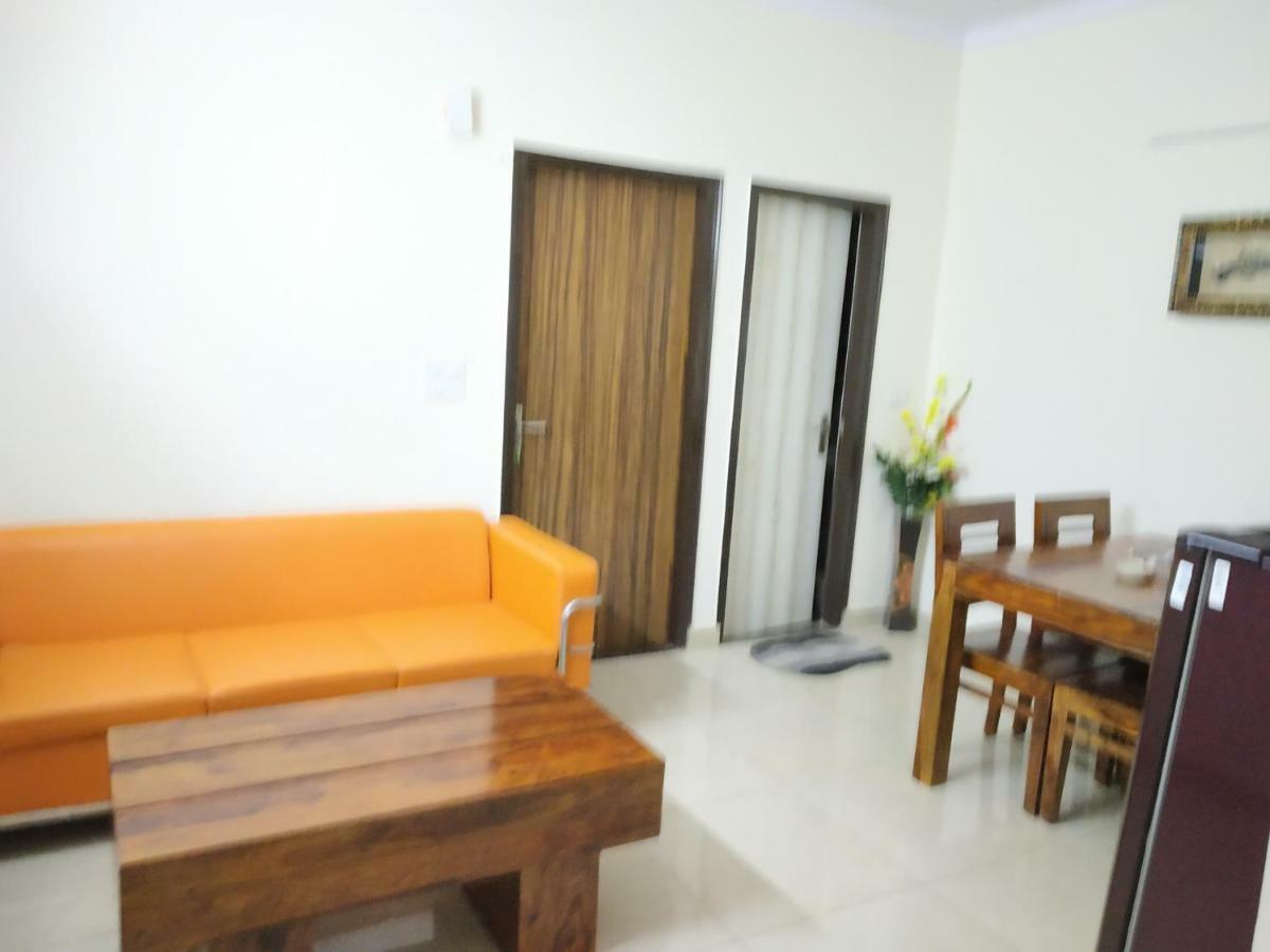 Homestay The Raveesh E24 - 2bhk Serviced