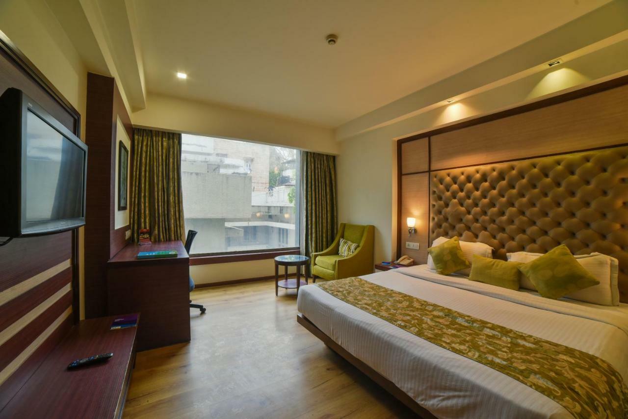 Hotel Mint Oodles 2 Mins To Nehru Enclave Metro