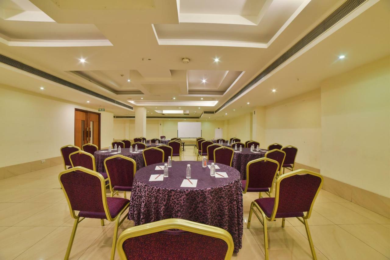 Hotel Mint Oodles 2 Mins To Nehru Enclave Metro 3*