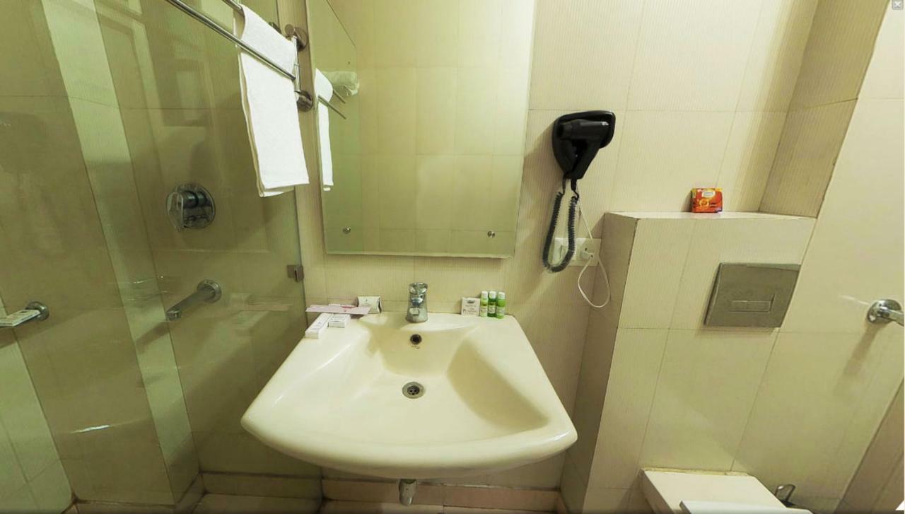 Hotel Moments-near Blk Hospital 3*