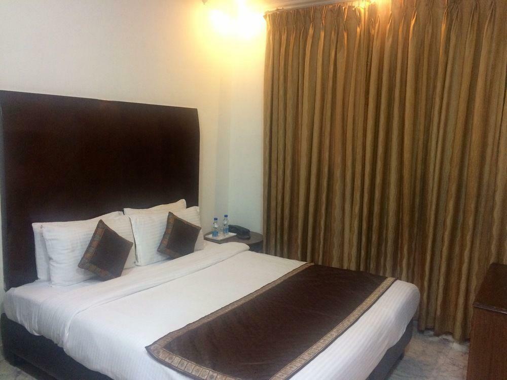 Kastor- Near Nehru Place- Gk 2- M Block Market-gk Metro Station-dr As Clinic Hotel New Delhi