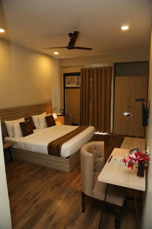 Hotel Royal On Sohna Road 3*
