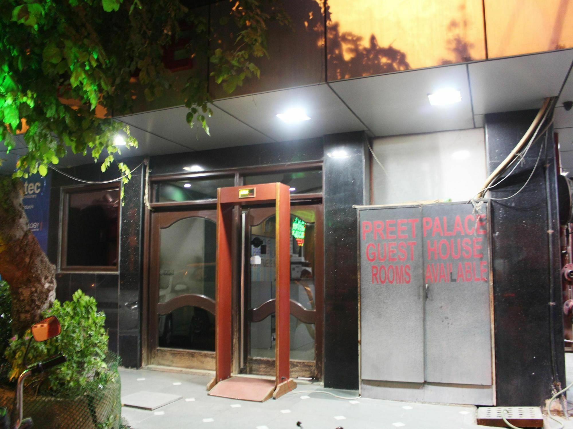 Oyo 2705 Preet Palace