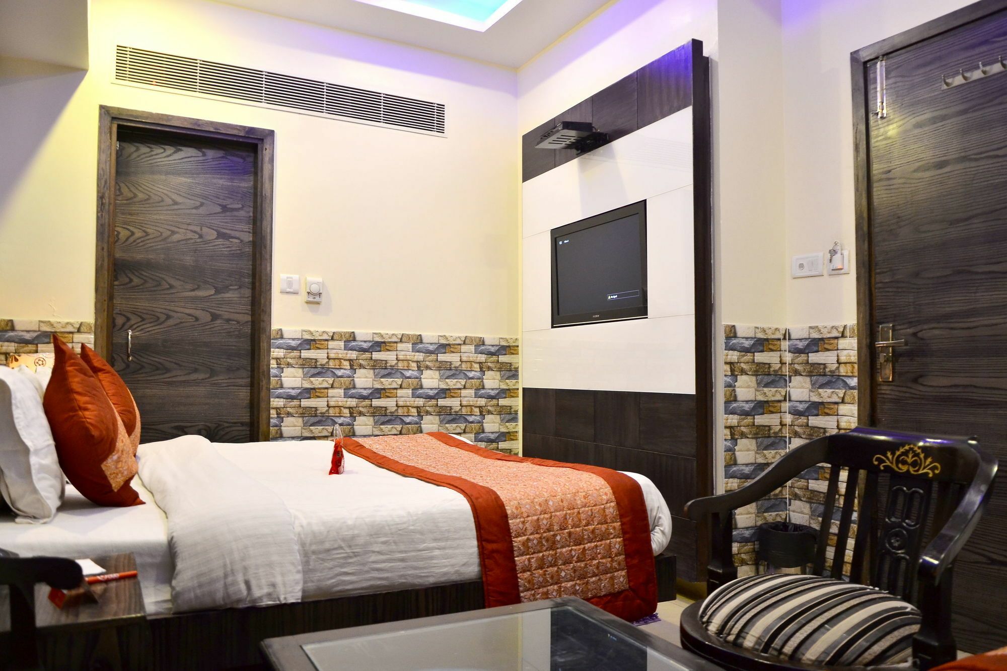Oyo 11357 Karol Bagh Delhi (National Capital Territory of India)