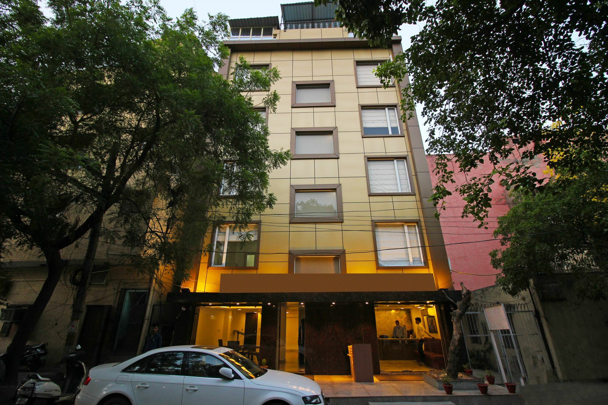 Oyo 744 Near Blk Hospital Hotel