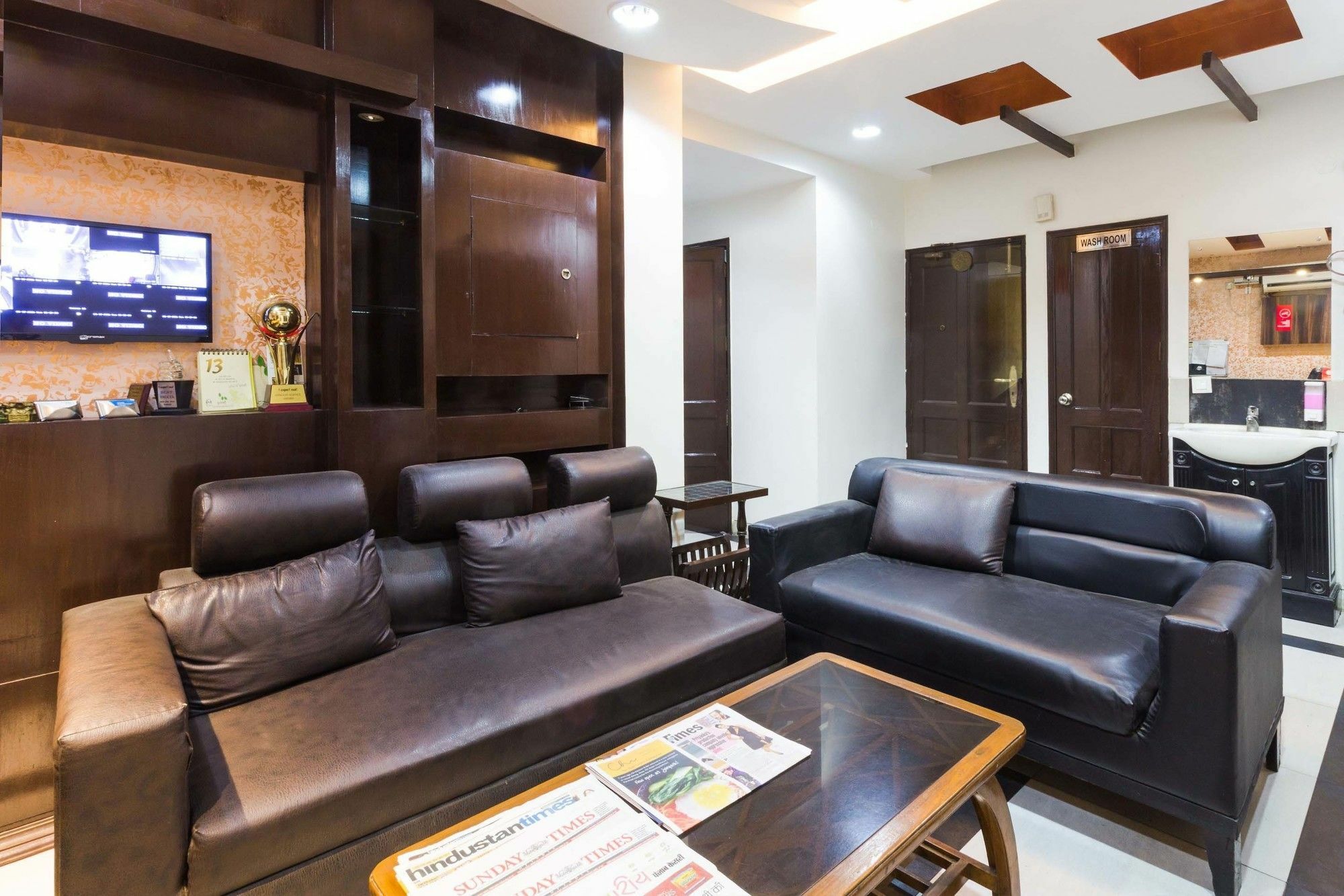 Hotel Vaccinated Staff- Oyo 3863 Iris New Delhi