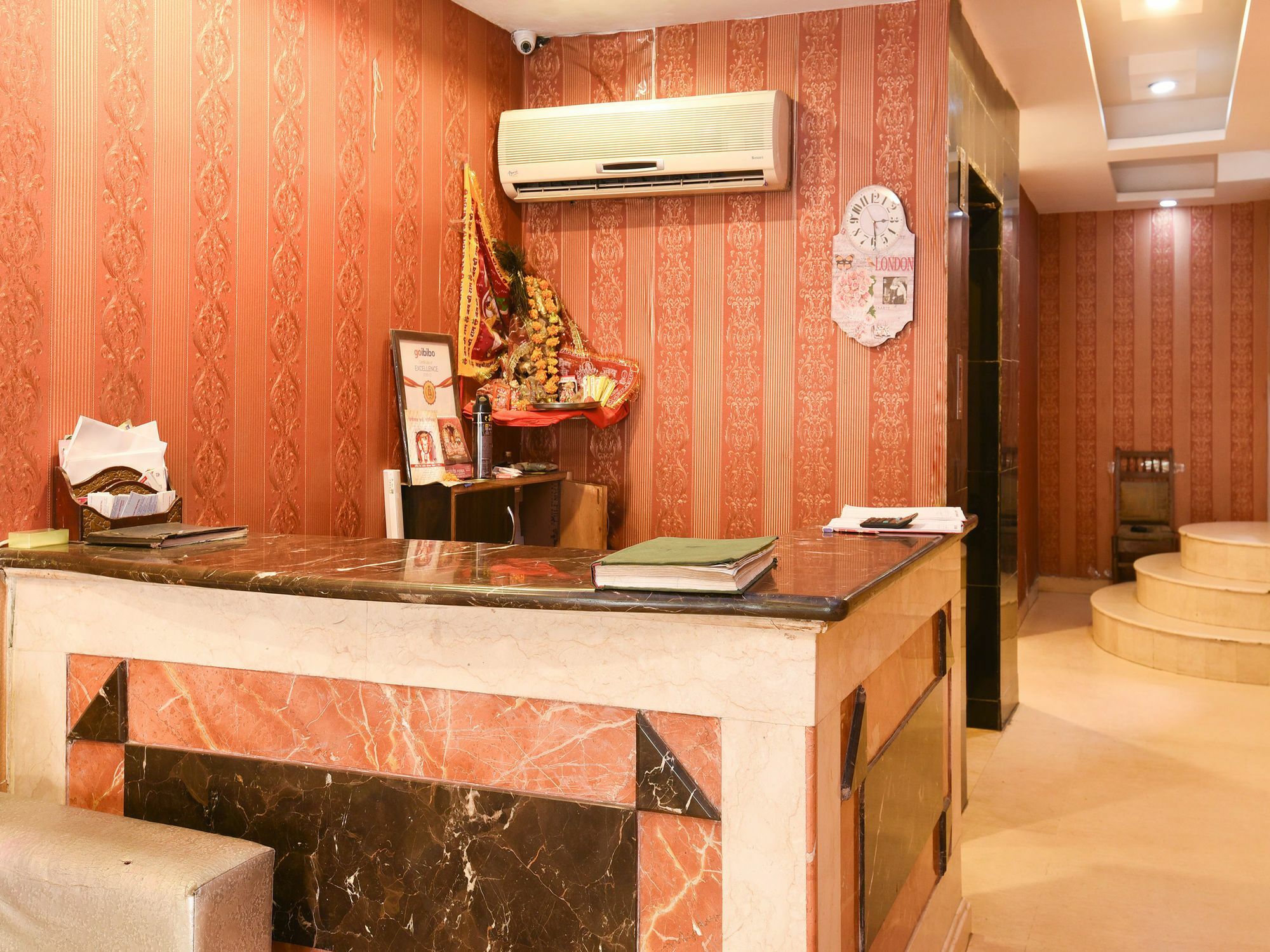 Oyo 14721 Vishesh Continental Hotel