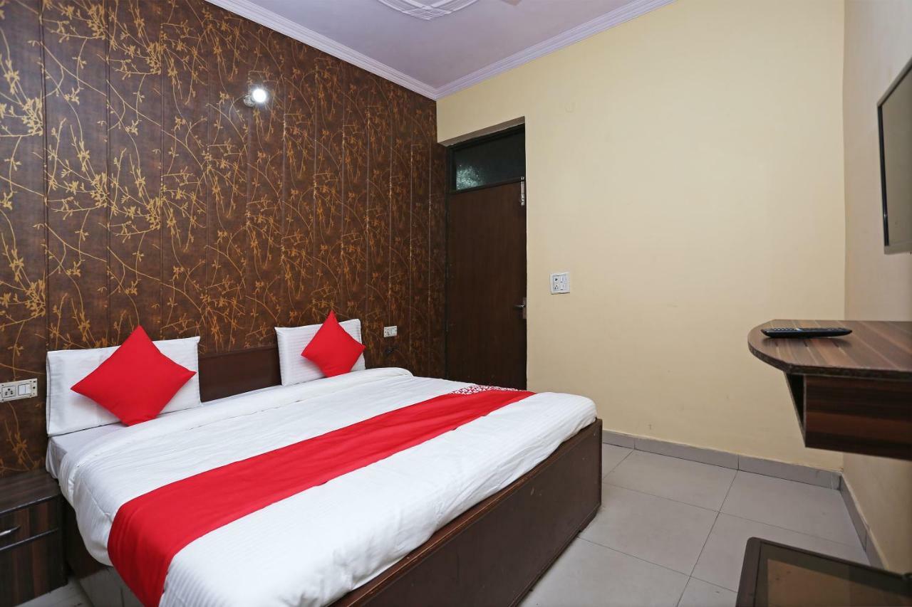 Oyo 37262 Akash New Delhi