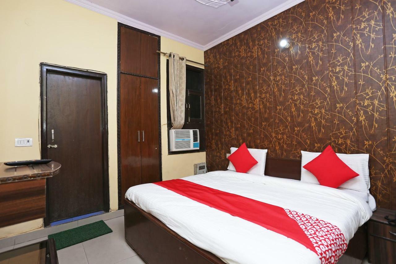 Hotel Oyo 37262 Akash New Delhi