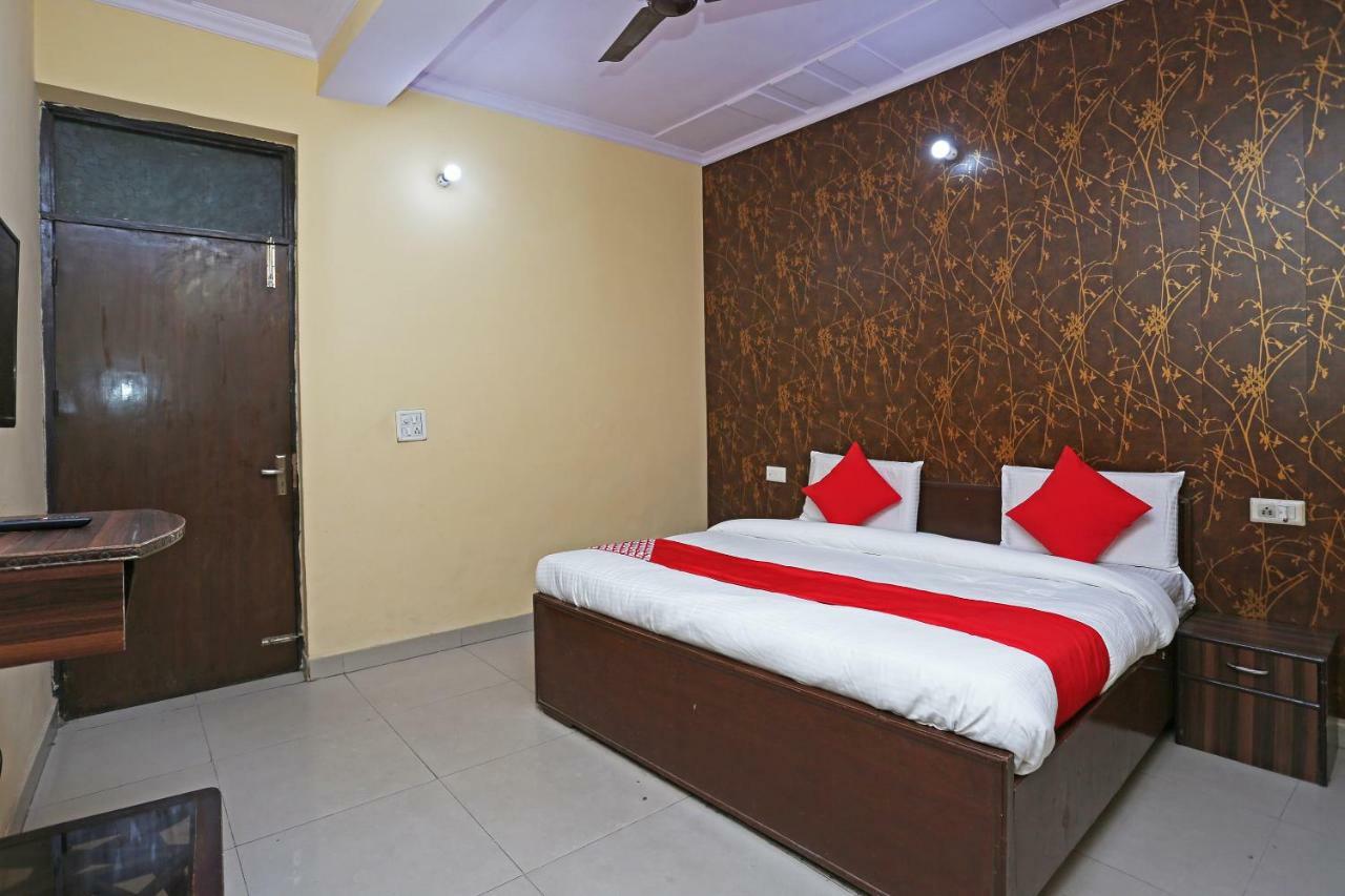 Hotel Oyo 37262 Akash Nova Deli