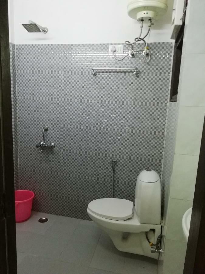 The Raveesh E24 - 2bhk Serviced Homestay New Delhi