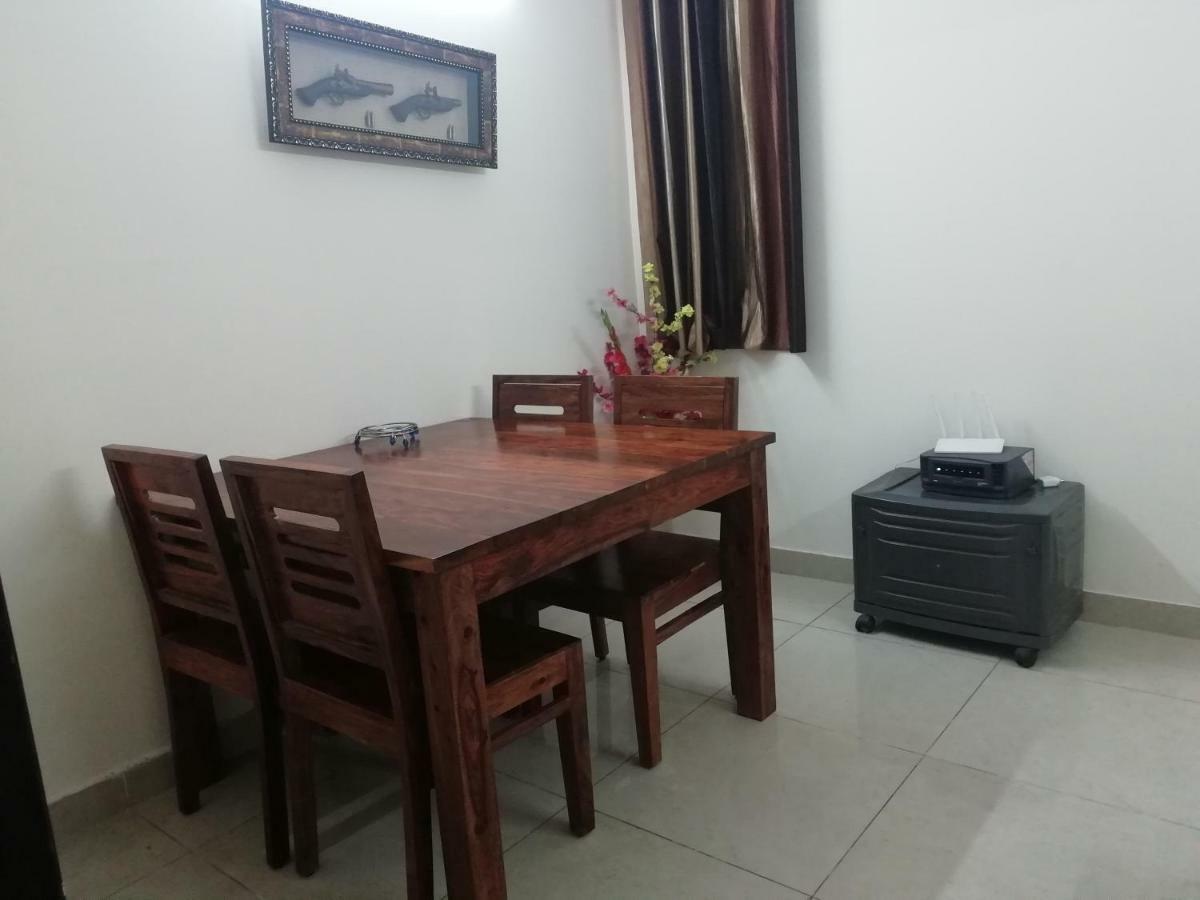 Homestay The Raveesh E24 - 2bhk Serviced *