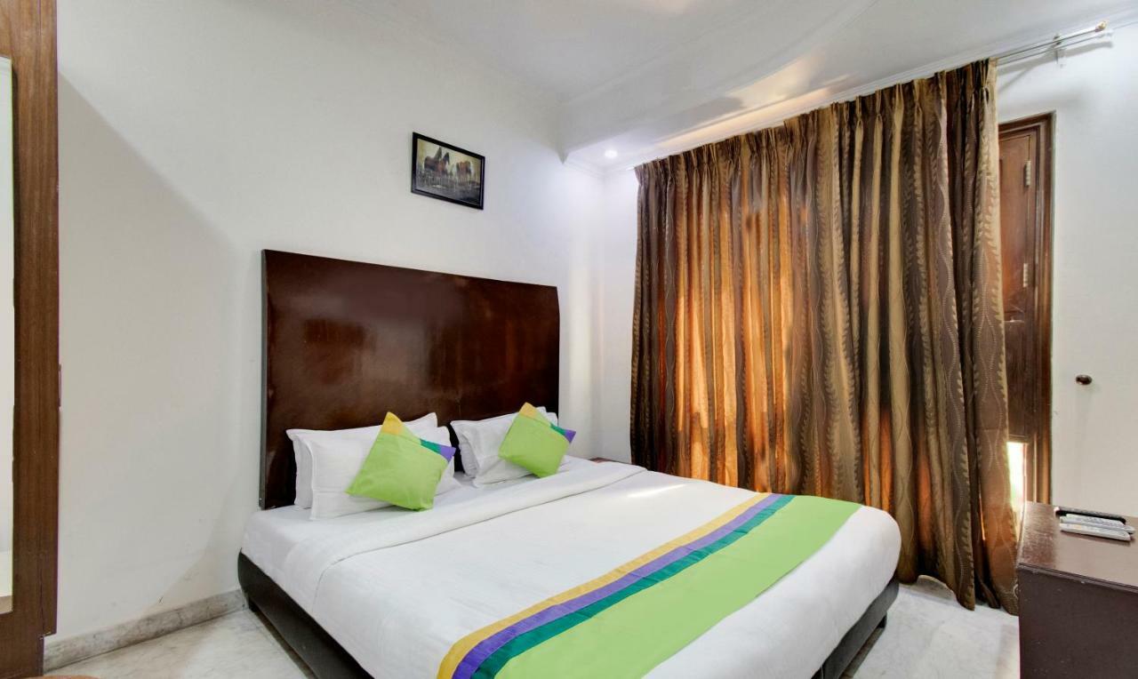 Kastor- Near Nehru Place- Gk 2- M Block Market-gk Metro Station-dr As Clinic 3*