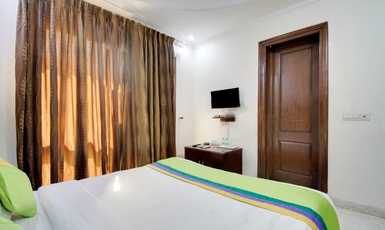 Kastor- Near Nehru Place- Gk 2- M Block Market-gk Metro Station-dr As Clinic New Delhi