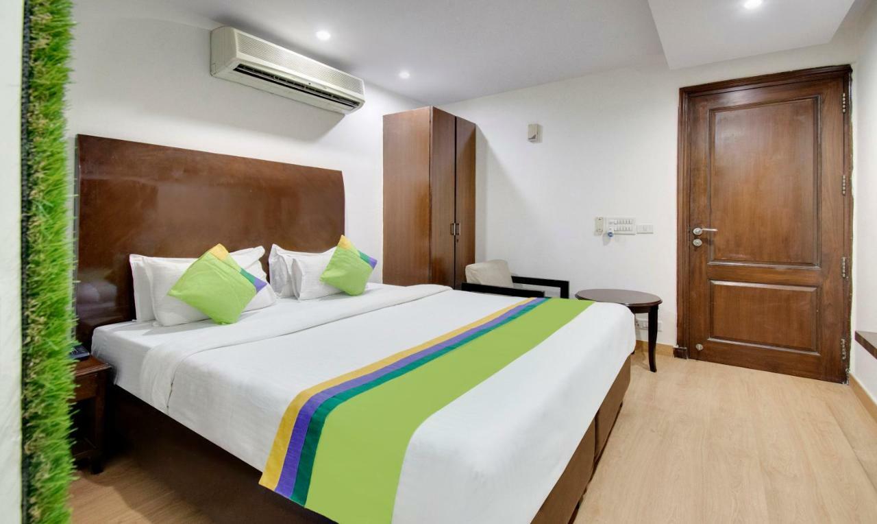 Kastor- Near Nehru Place- Gk 2- M Block Market-gk Metro Station-dr As Clinic New Delhi