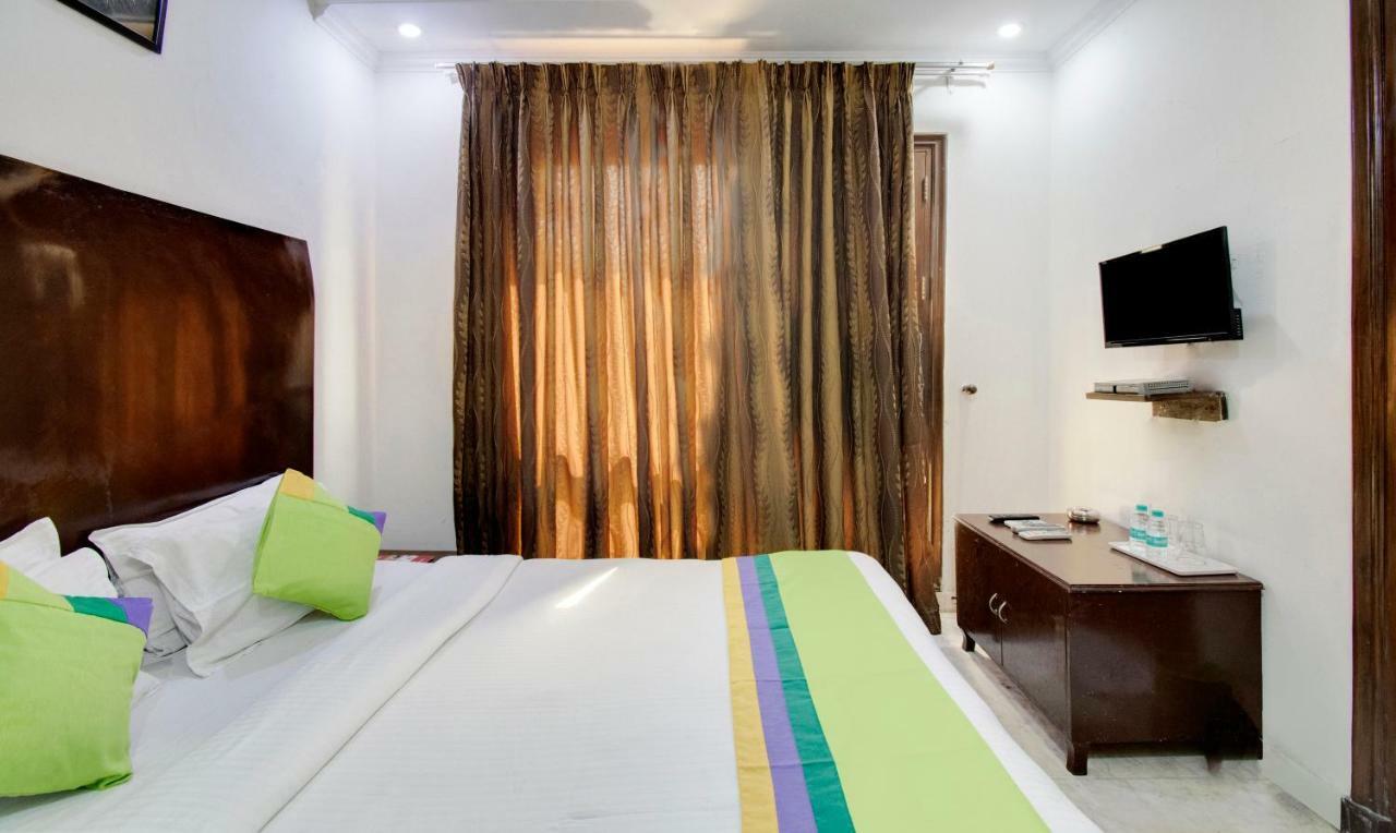 Kastor- Near Nehru Place- Gk 2- M Block Market-gk Metro Station-dr As Clinic 3* New Delhi