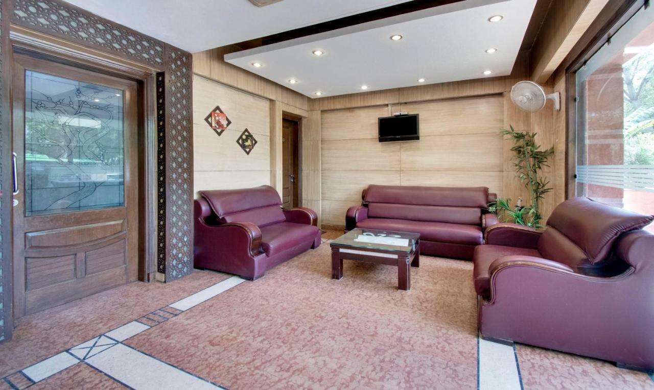 Kastor- Near Nehru Place- Gk 2- M Block Market-gk Metro Station-dr As Clinic Hotel 3*
