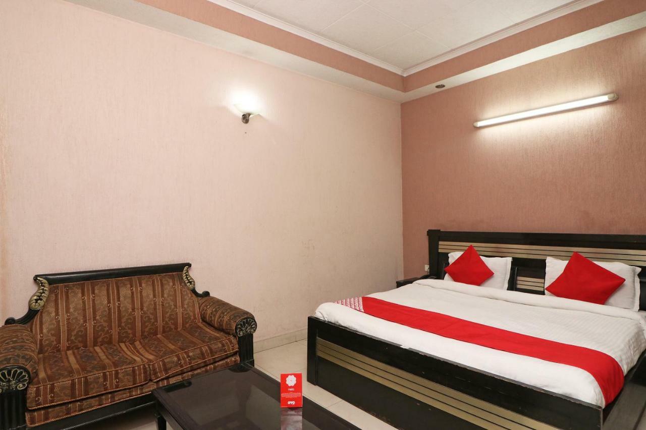 Hotel Oyo 24672 Bharat 3*