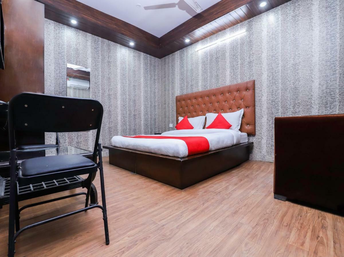 Hotel Oyo 28357 Mannat 3*