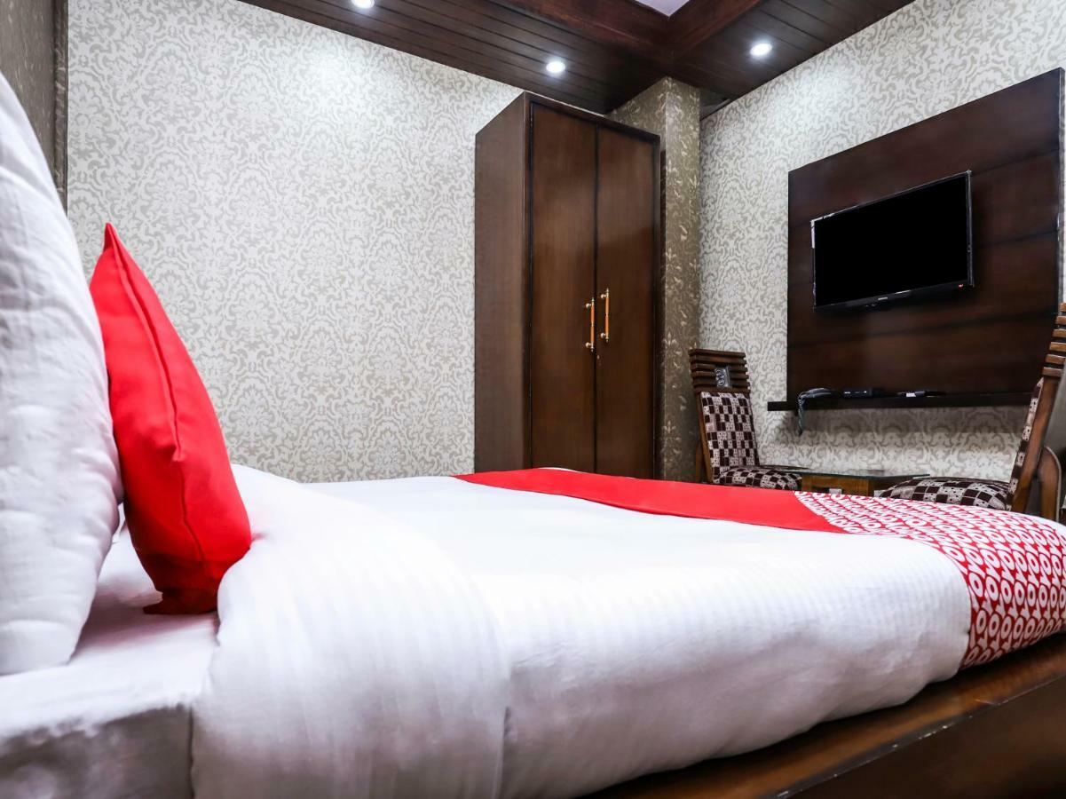 Oyo 28357 Mannat New Delhi