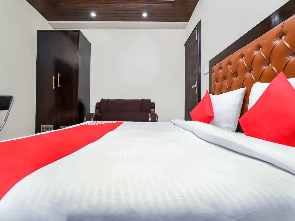 Hotel Oyo 28357 Mannat 3*