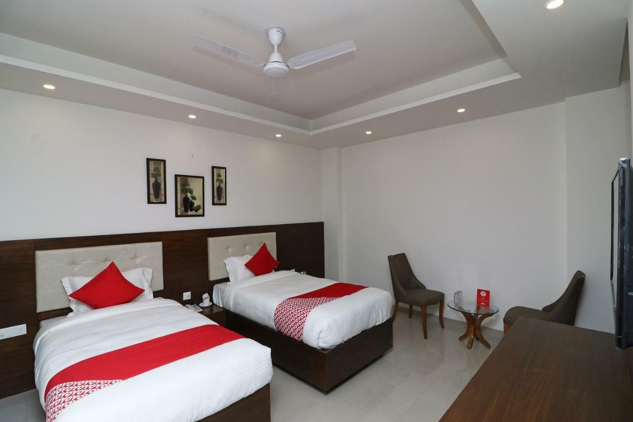 Oyo 37722 Silver Oak Luxury Comfort 3* New Delhi