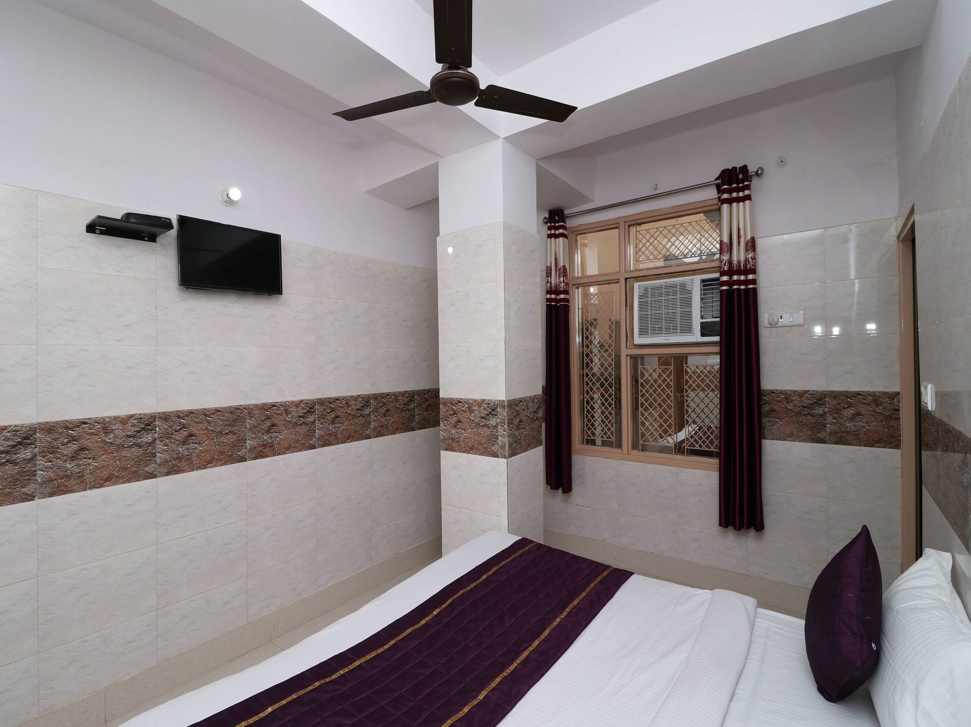 Oyo New Capital Near M2k Cinemas Rohini Hotel
