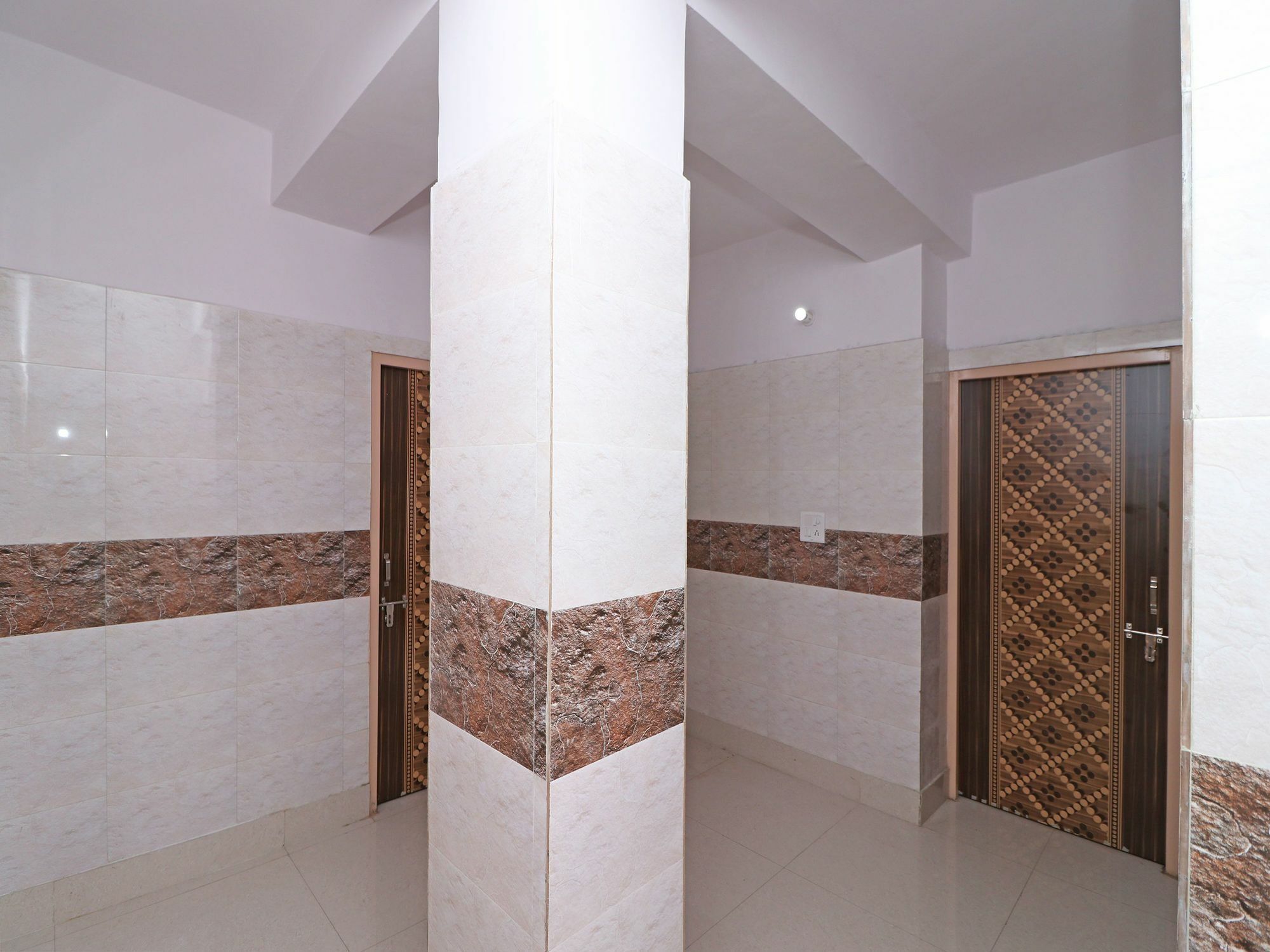 Oyo New Capital Near M2k Cinemas Rohini Delhi (National Capital Territory of India)