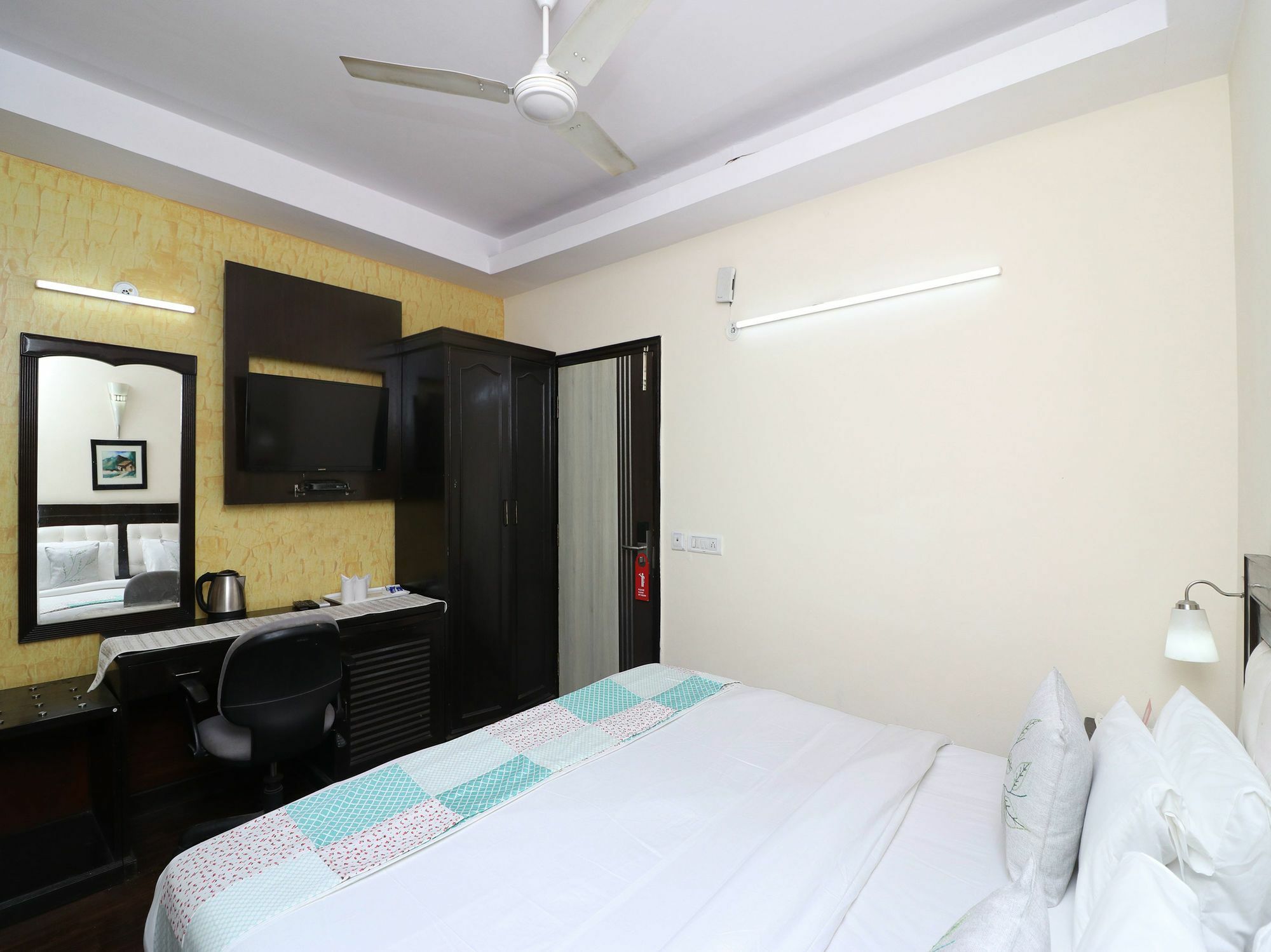Oyo 13451 Star Corporate Avenue New Delhi