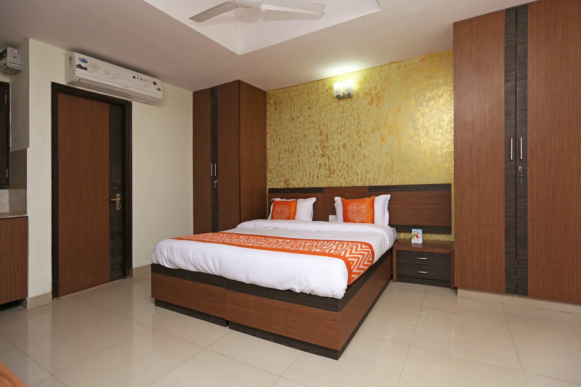Oyo 8481 Le Tara Residency Hotel 3*