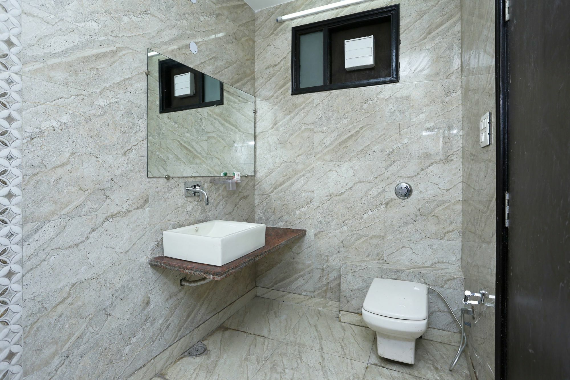 Hotel Oyo 8481 Le Tara Residency Delhi (National Capital Territory of India)