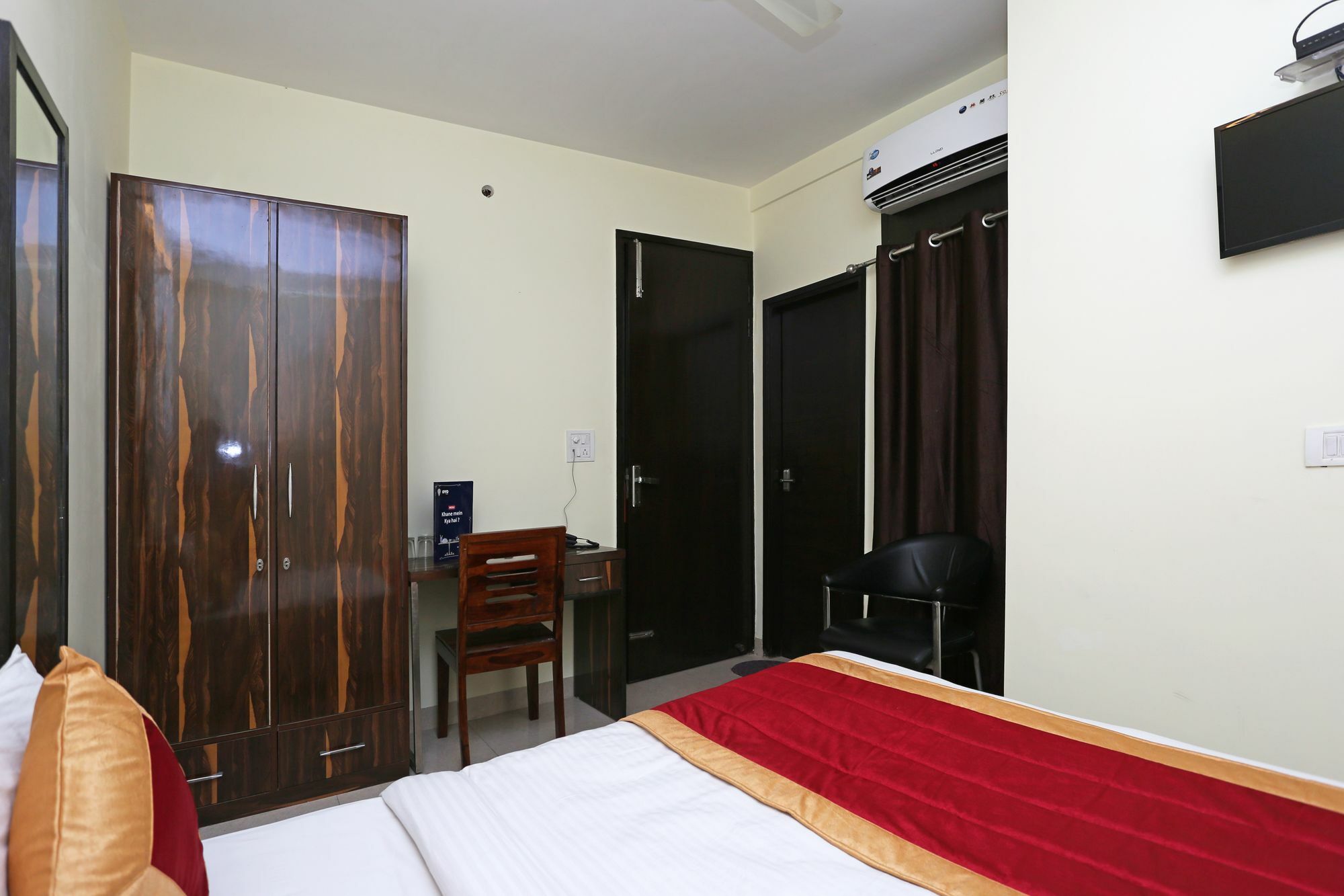 Hotel Oyo 4930 Em Residency