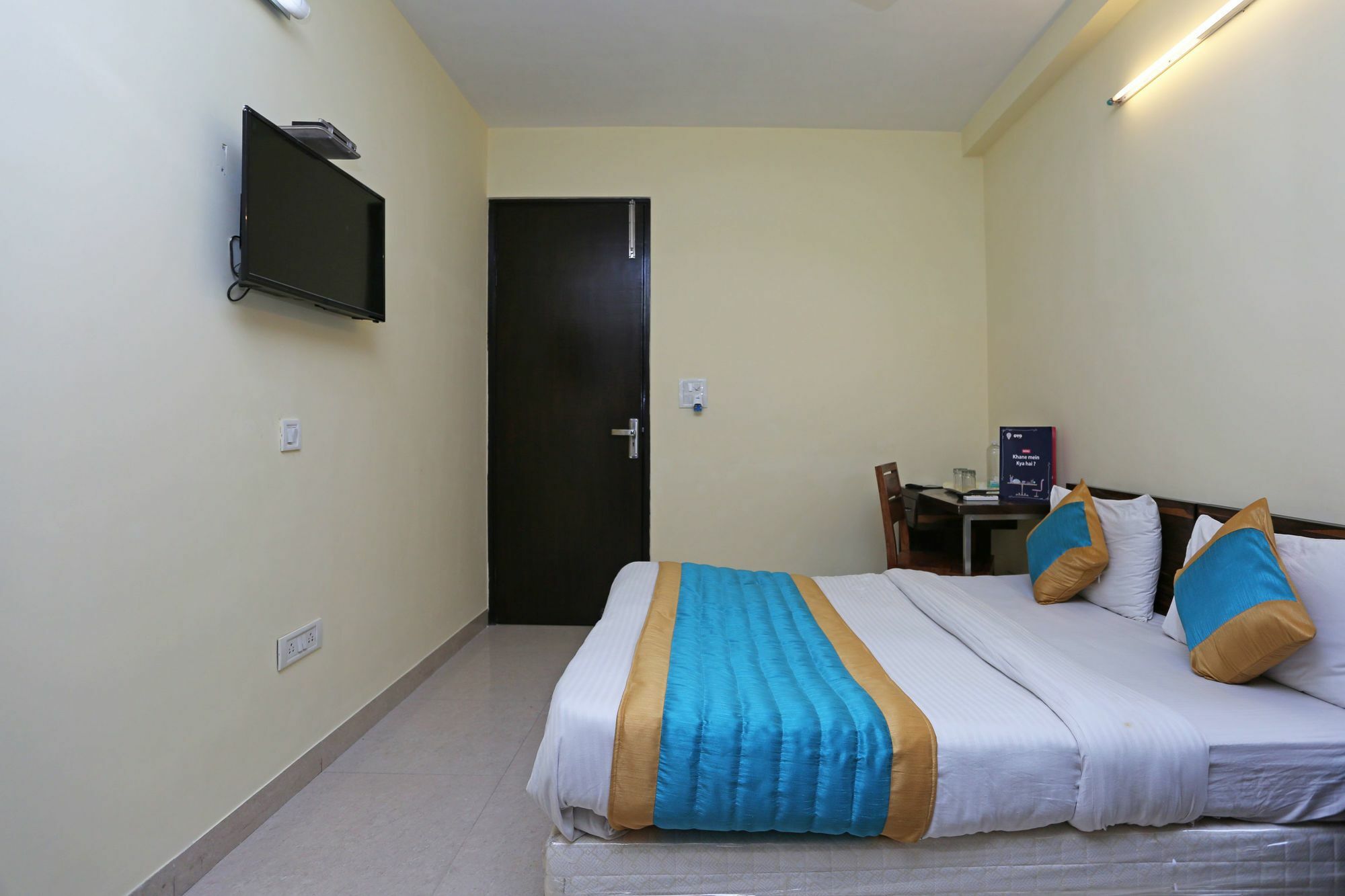 Oyo 4930 Em Residency Hotel