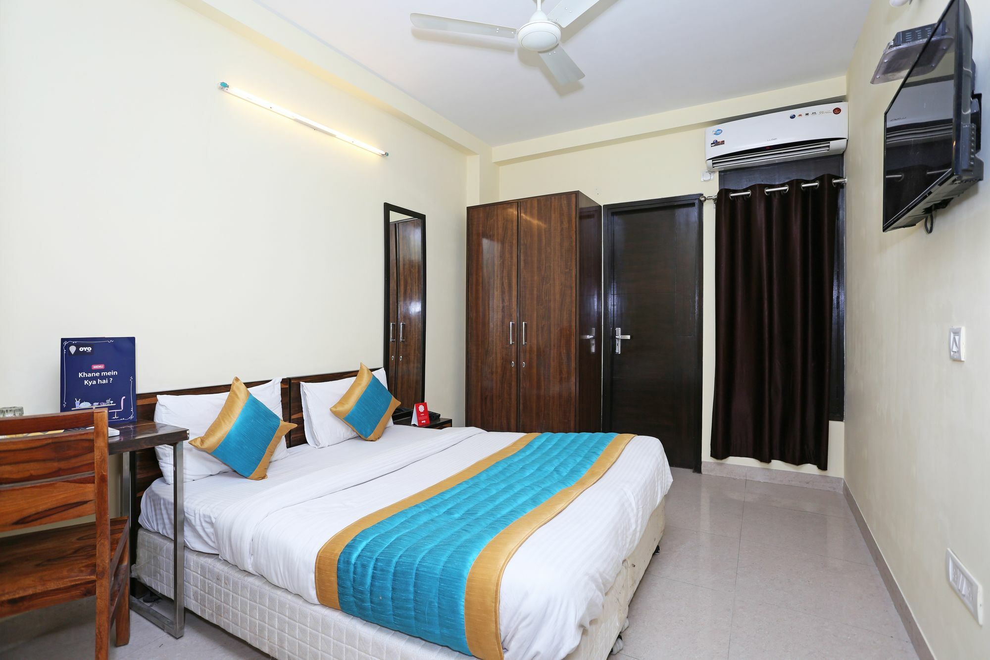 Oyo 4930 Em Residency Hotel 3*