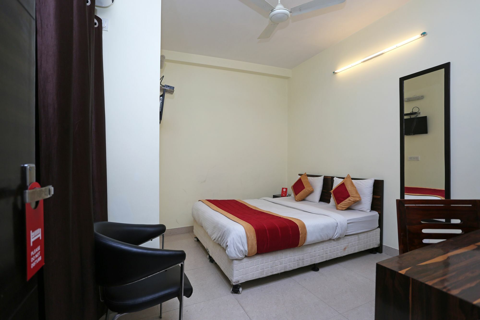 Hotel Oyo 4930 Em Residency