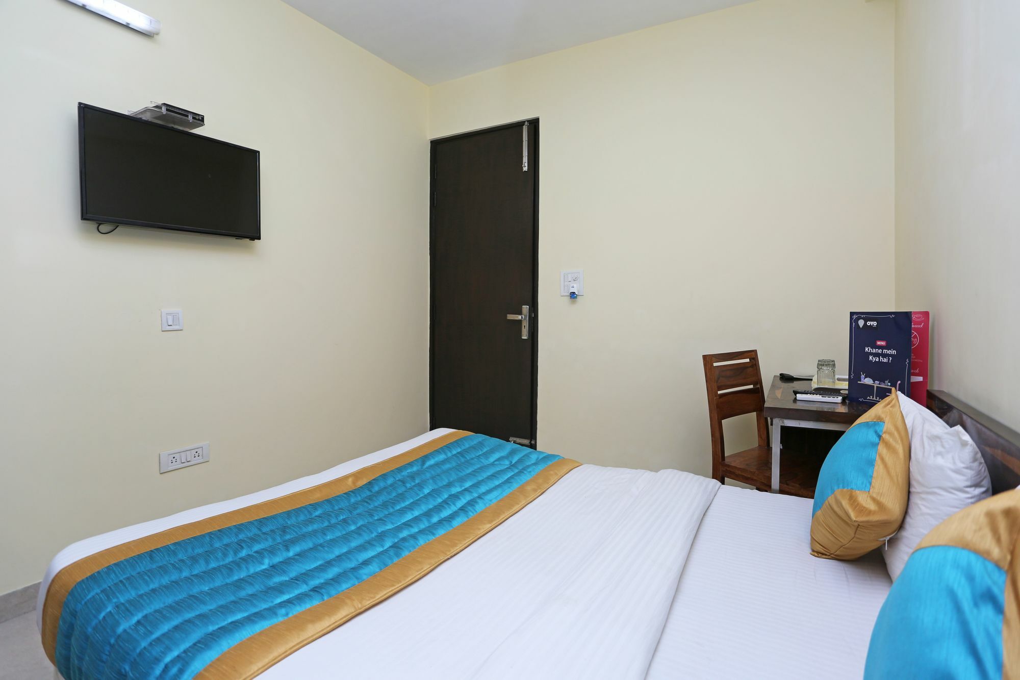 Oyo 4930 Em Residency Hotel
