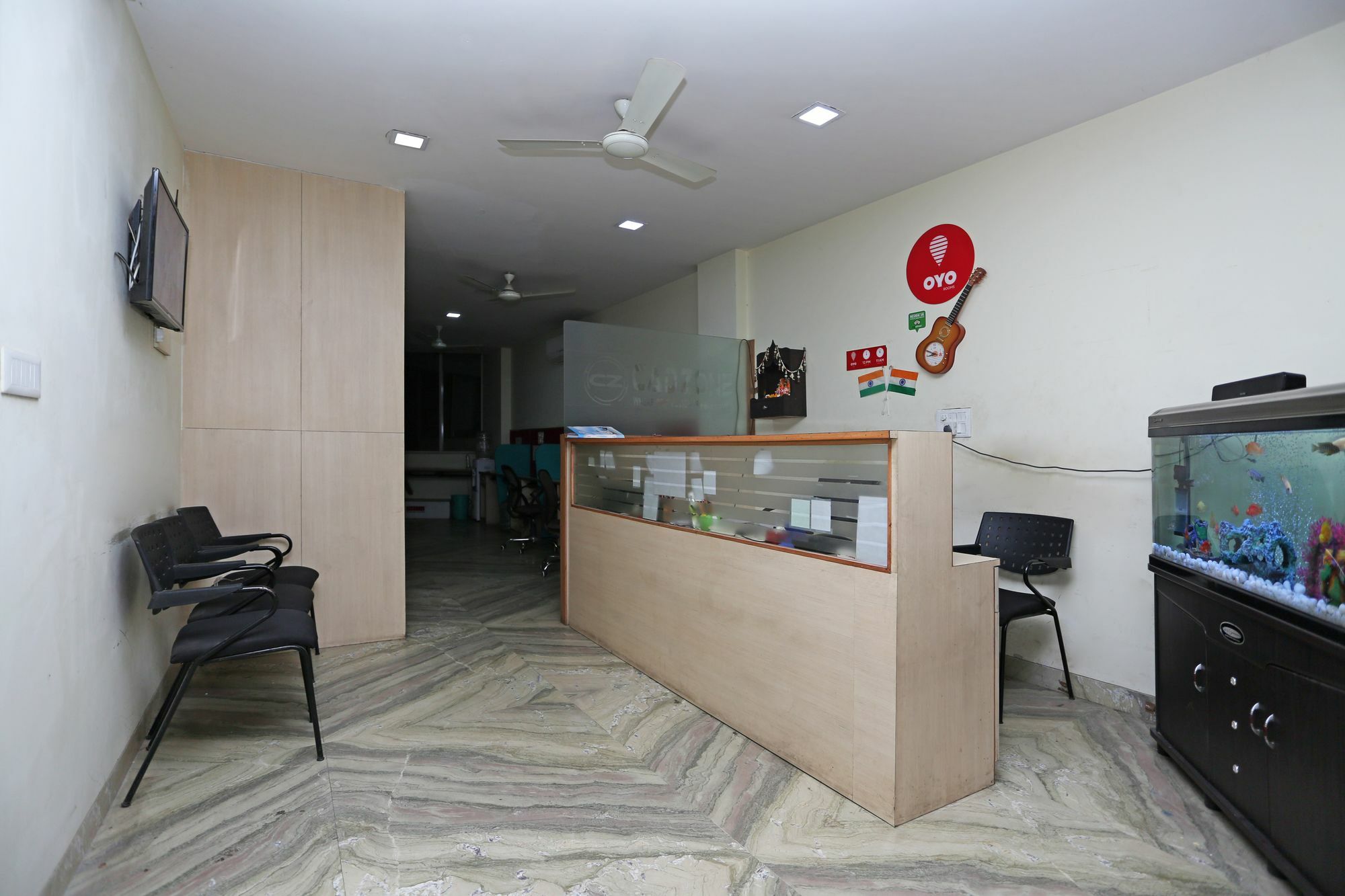 Oyo 4930 Em Residency Hotel