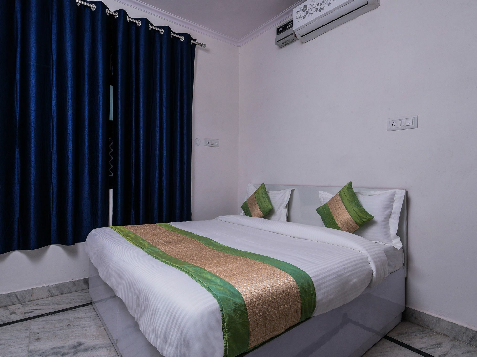 Oyo 15624 Golden Plaza 3*