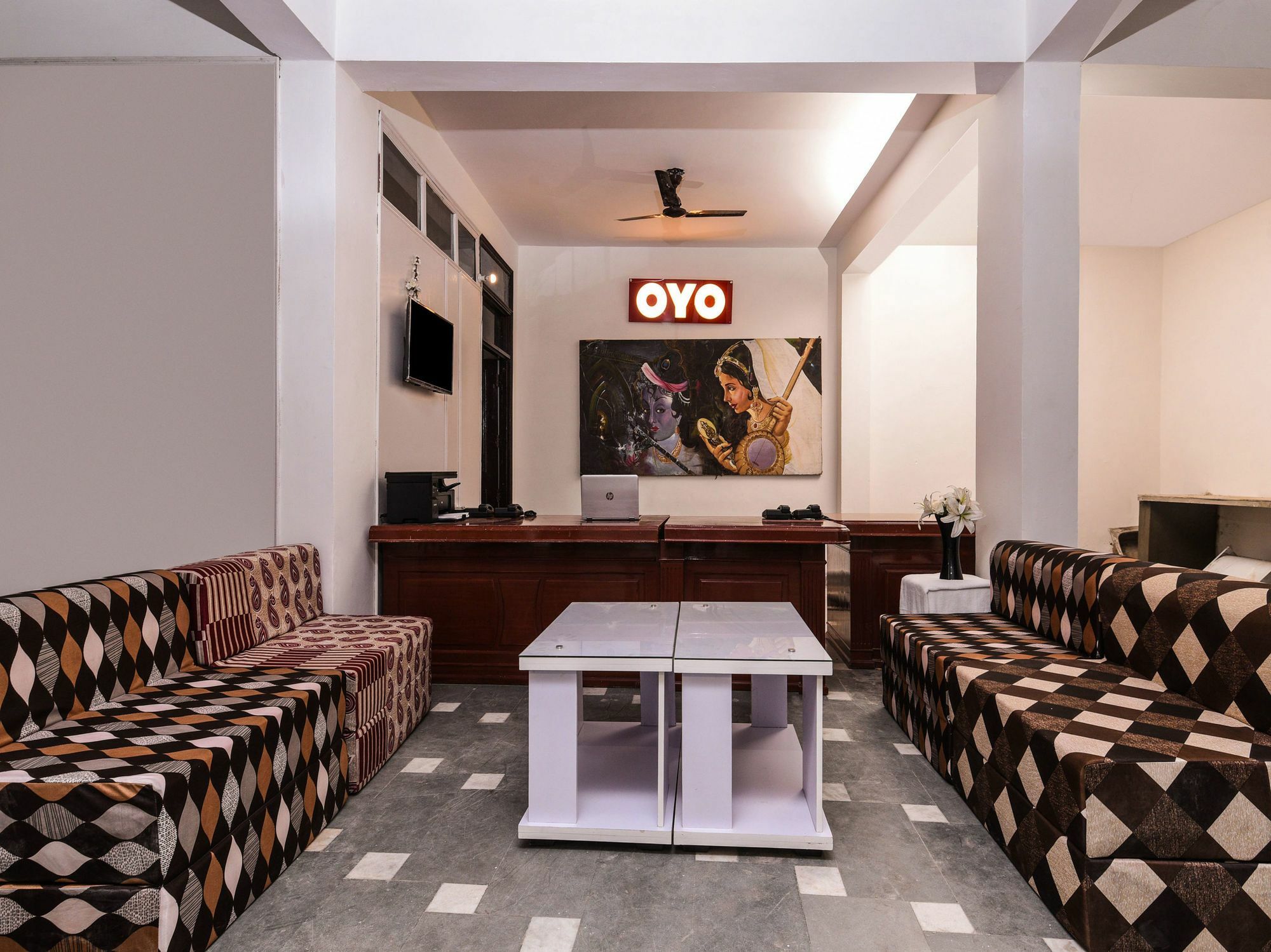 Oyo 15624 Golden Plaza