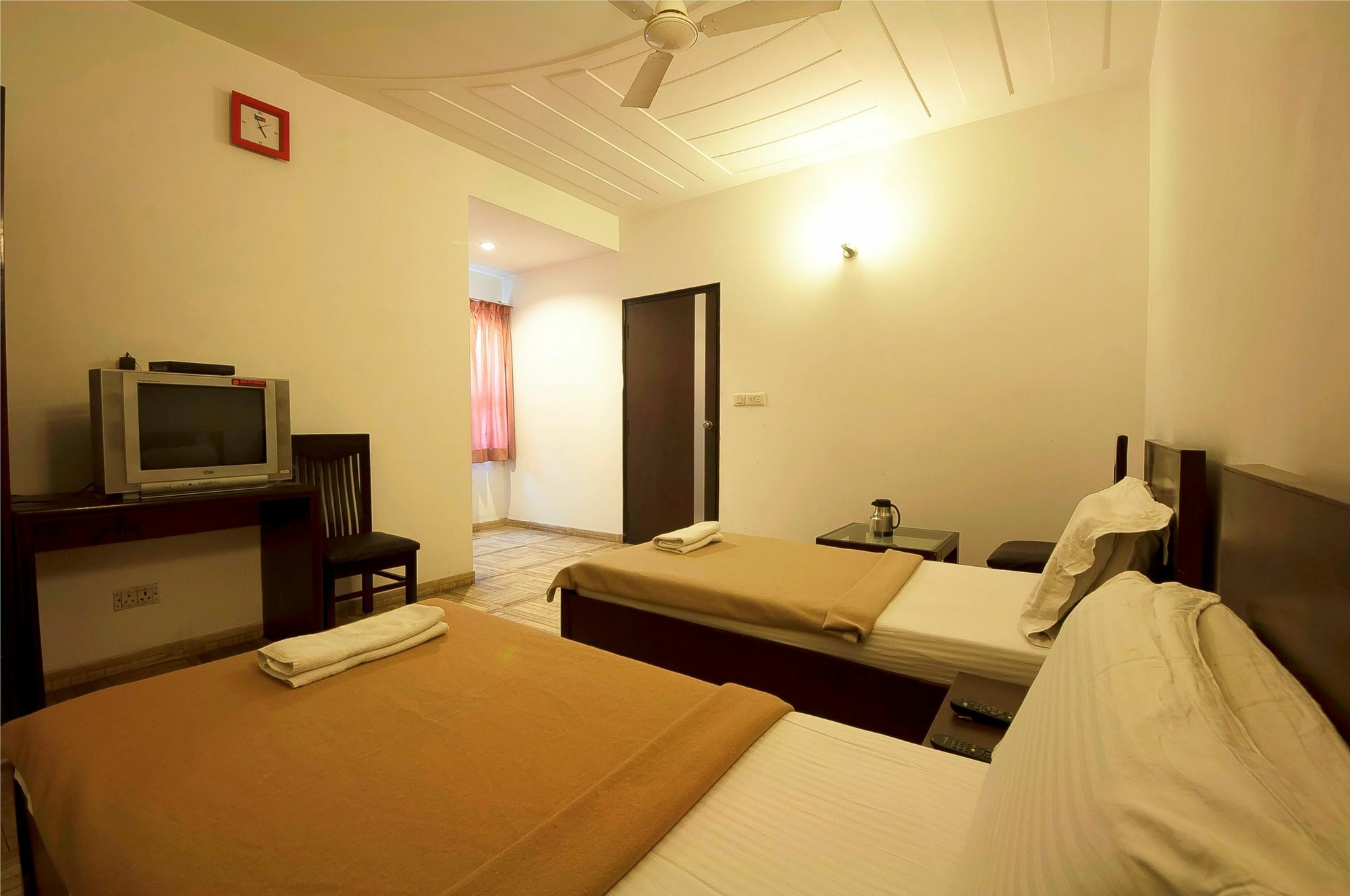 Hotel Lohmod At National Highway 8 - Free Airport Transffer 3*