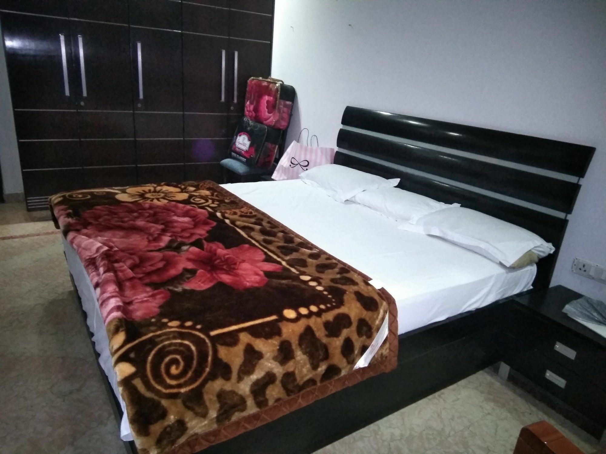 Acomodação com café da manhã  Livia Residency 2*