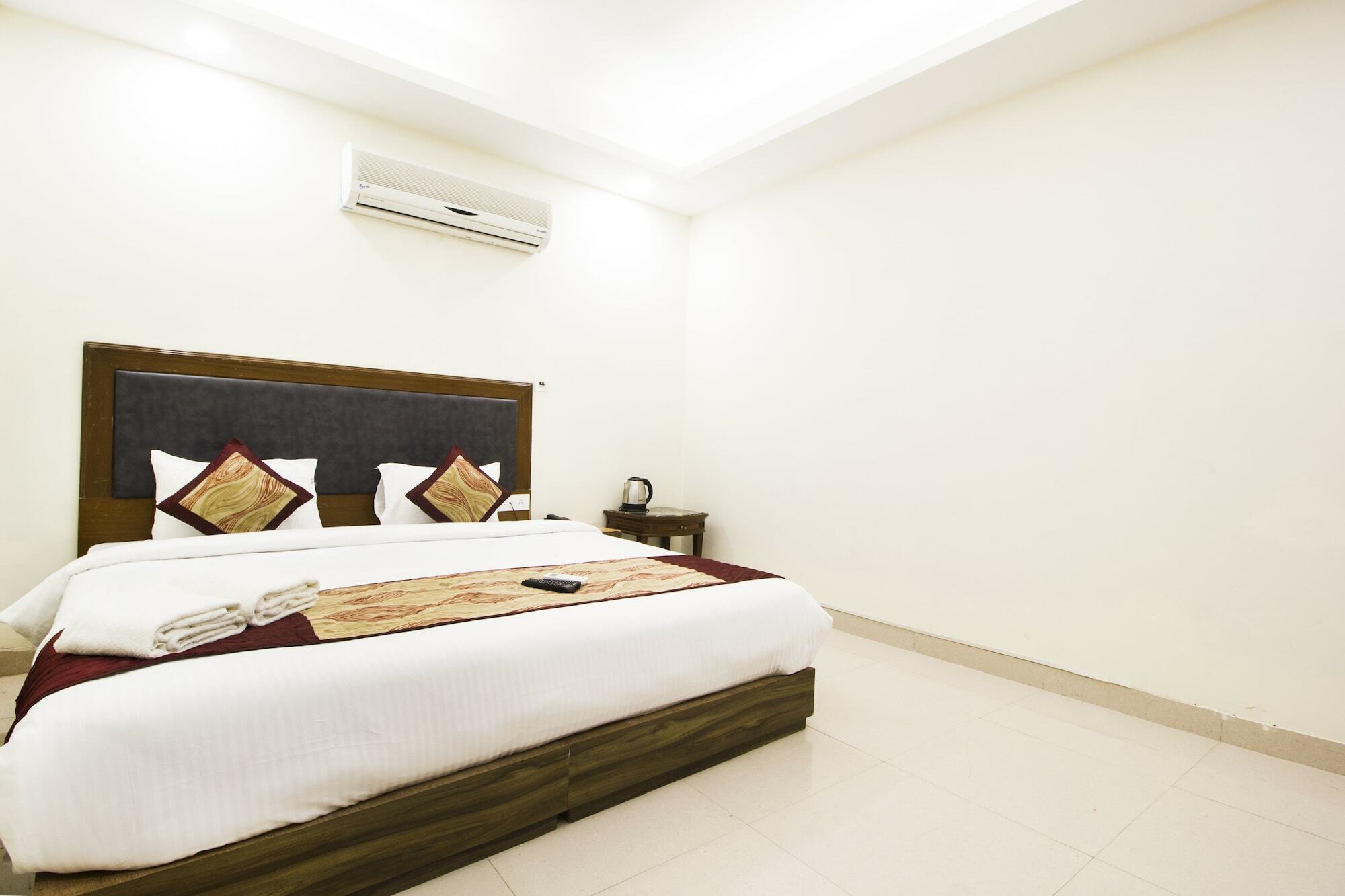 Hotel Srv Plaza Delhi 3*