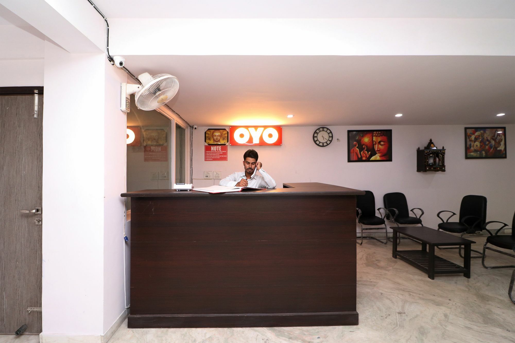 Oyo 14723 Diamond Deluxe Guest house New Delhi